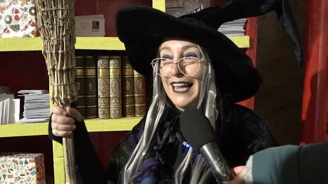 "Caramelle ai bambini e carbone ai grandi del mondo". Così la Befana alla Città del Natale ad Arezzo - U_9IFbHr8dg