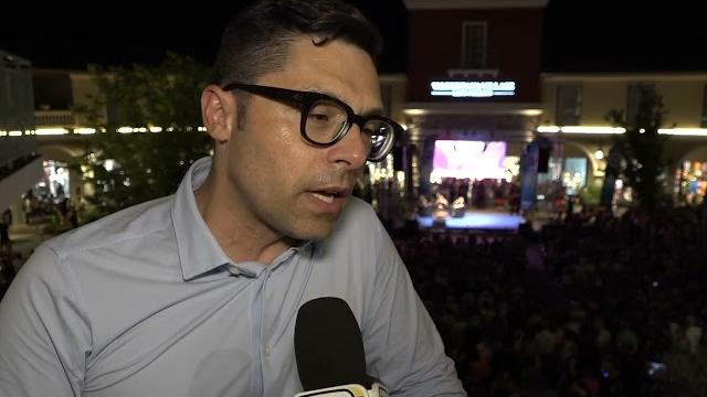 A Valdichiana Village tutto esaurito per i Coma Cose live. Negozi aperti fino a sera - h1nYDDPfljQ