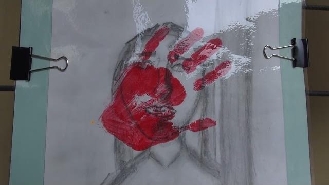 Nel Chiostro del Palazzo Comunale di Arezzo la mostra "Noi@voi 2.0" sulla violenza di genere - kVMXjNj1t9U