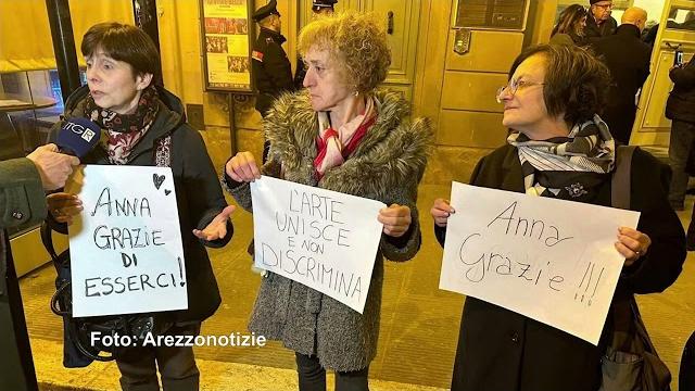 "Grazie Anna, l'arte non discrimina". Cartelli a favore dell'artista russa al Petrarca - mVIqCgcruT4