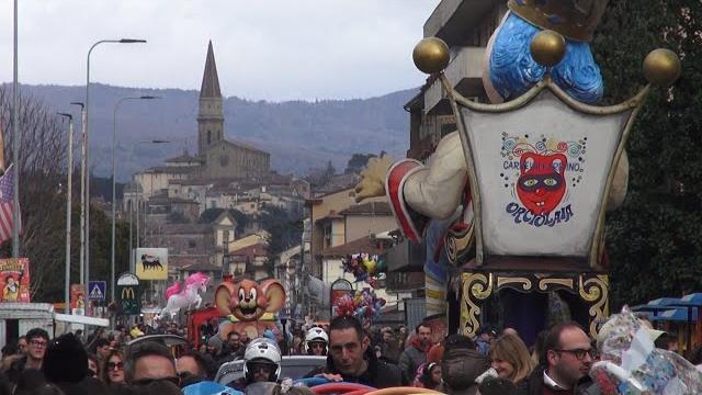 Carnevale, folla alla prima uscita dell'Orciolaia. Il comitato:"vogliamo tornare in centro città" - nMVnmWd0NLs