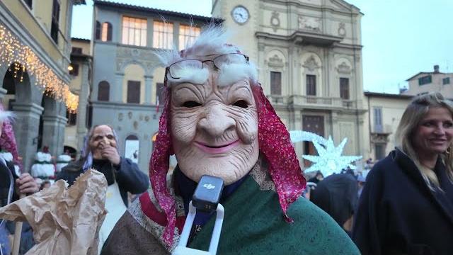 La Befana in Vespa a Montevarchi chiude il calendario “Varchi di Natale” - o7XevKQZNtQ