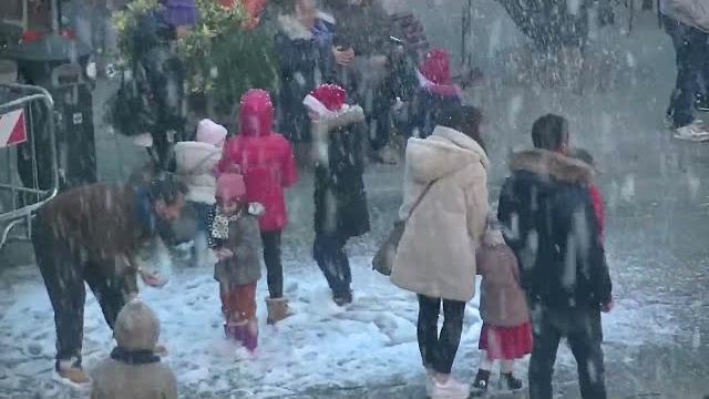 Natale: a Cortona una nevicata in centro città anche se artificiale, rende tutto più magico - siEo1ANiPYI
