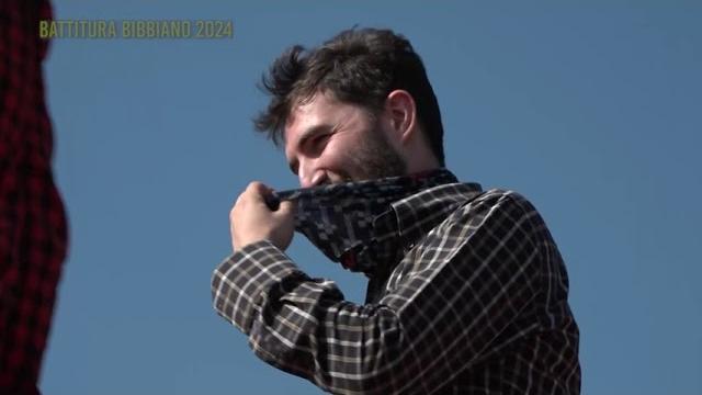 L'antica battitura del grano. La rievocazione a Bibbiano, coinvolti anche i giovani del paese - uV2D3py5Qno