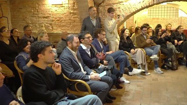 Dario Brunori inaugura un mese di cultura al Foiano Book Festival: la Toscana che legge parte da qui - zjnj1whOt38