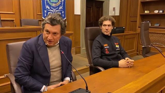 Il sindaco Mario Agnelli riceve il centauro Paolo Lucci, appena ritornato dall’Arabia Saudita - EGA2-G-pd9M