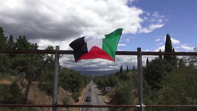La bandiera della Palestina spunta anche sopra il raccordo di Arezzo - zD1cwZiQ6uo